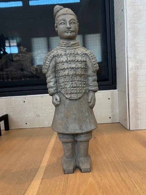 Guerreros chinos de terracota andirrones de hierro fundido y herramientas de fuego Foto 3 de 4