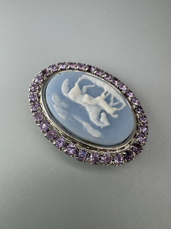 Broche ovalado Kirks Folly Dream Horse camafeo tallado azul cristal púrpura tono plata Foto 4 de 4