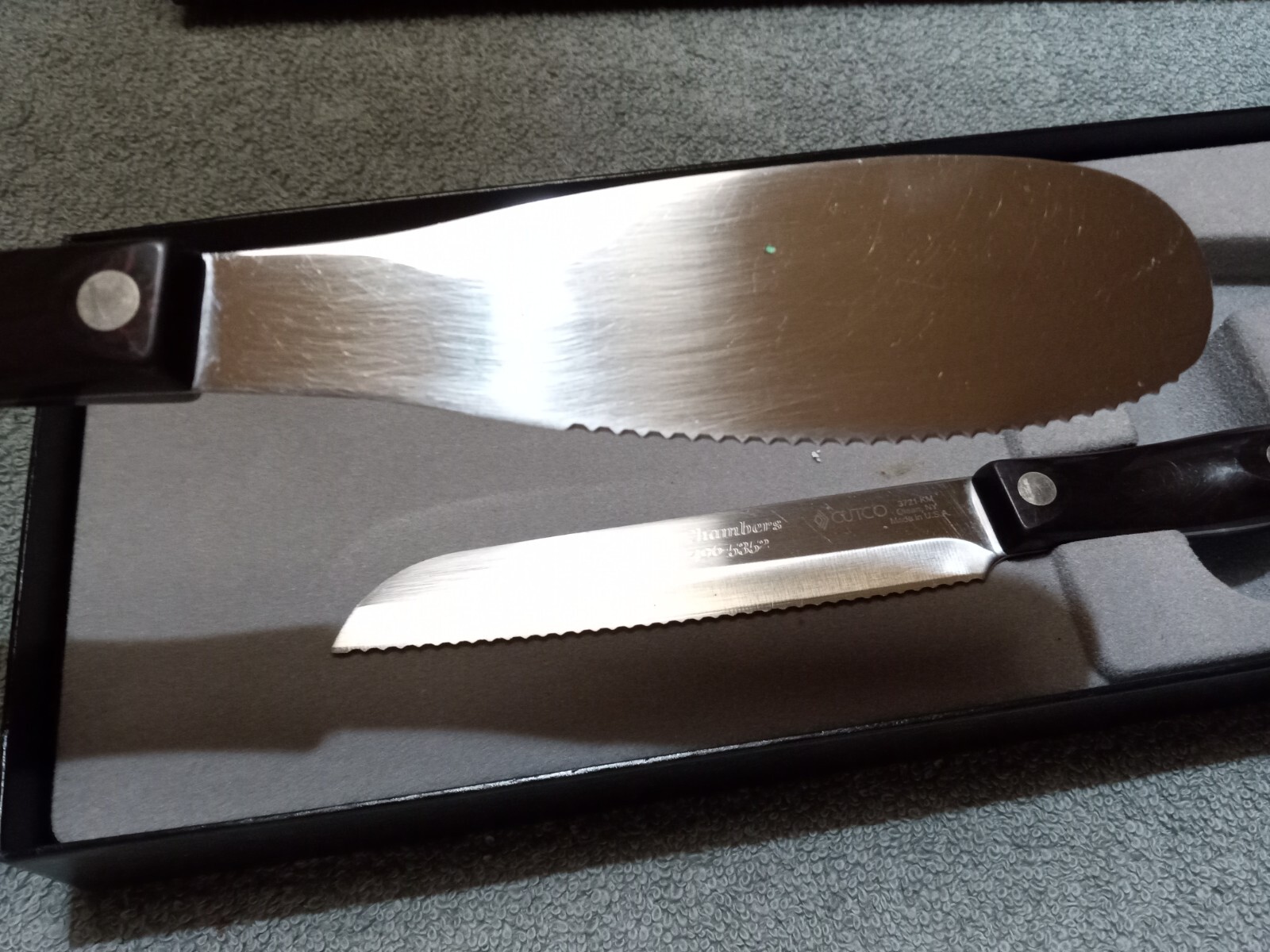 CUTCO 2PC. SET 1768KN SERRATED SPATULA & 3721KM SANTOKU TRIMMER KNIFE