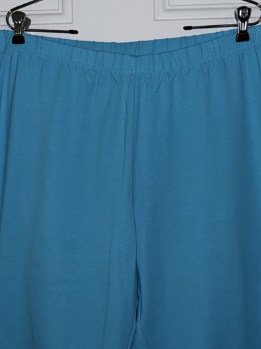 Pantalones capri de jersey suave azul piscina Quacker Factory 1X tachonados sutiles en la parte inferior. - Imagen 4 de 6