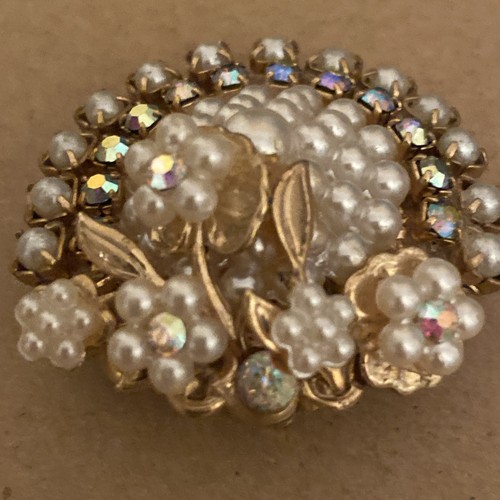 Vintage Flower Cluster Clip-Ons 60s 70s Faux Pearl Goldtone Iridescent Earrings - Picture 11 of 24