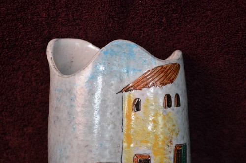Keramik Vase 21 cm beige Handarbei signiert südländiches Motiv 70 - 80 er Jahre - Bild 10 von 11