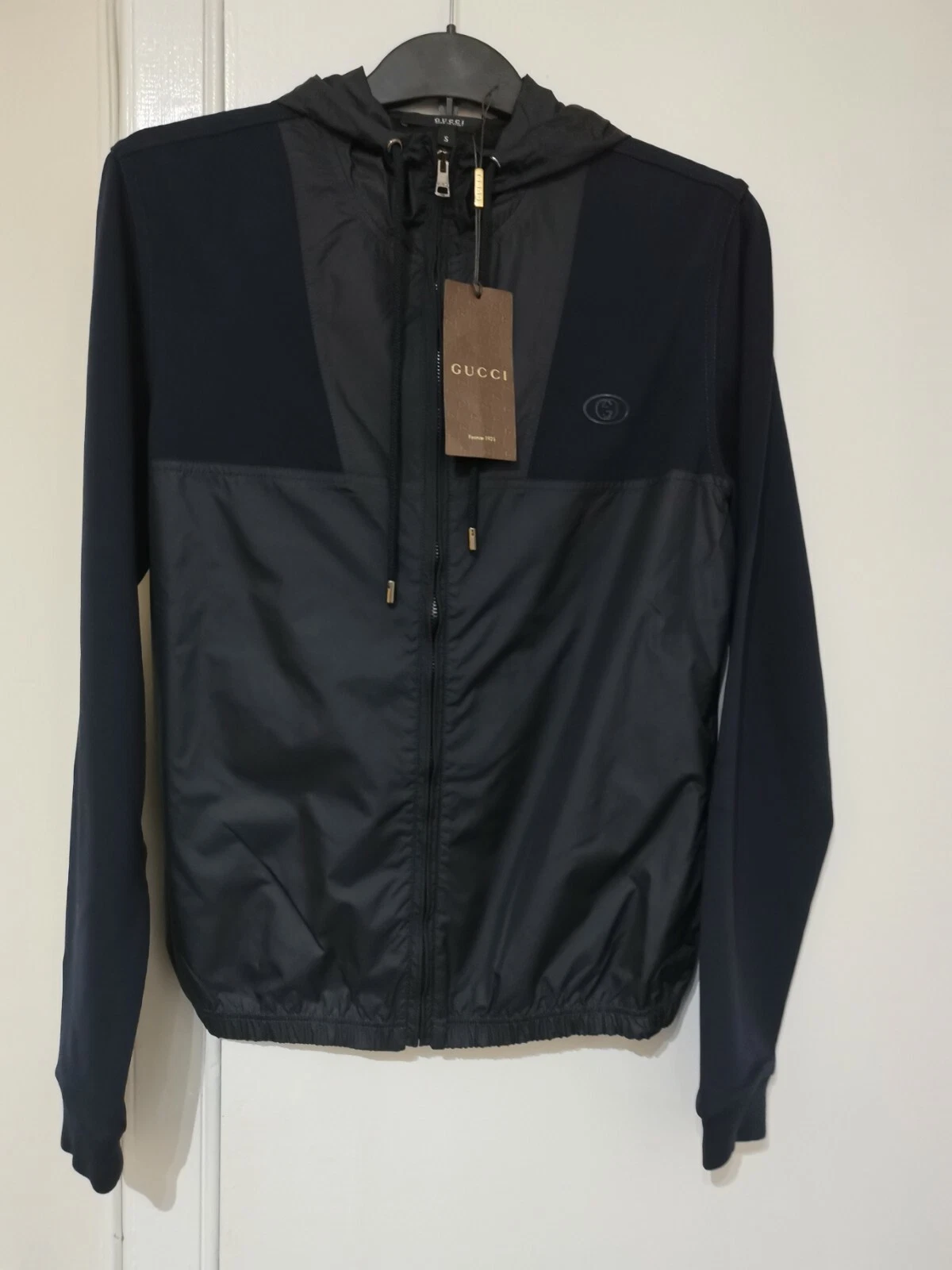 GIACCA TECNICA UOMO AUTENTICA GUCCI LEGGERA CON CAPPUCCIO TAGLIA M (TAG S) NUOVA CON ETICHETTE PREZZO AL PUBBLICO £1040