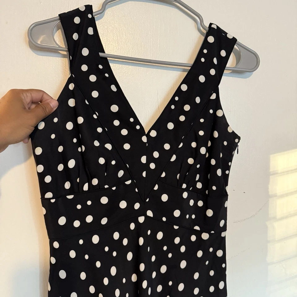 Vestido regata Inc International Concept preto e branco bolinhas seda tamanho 2 - Imagem 3 de 4