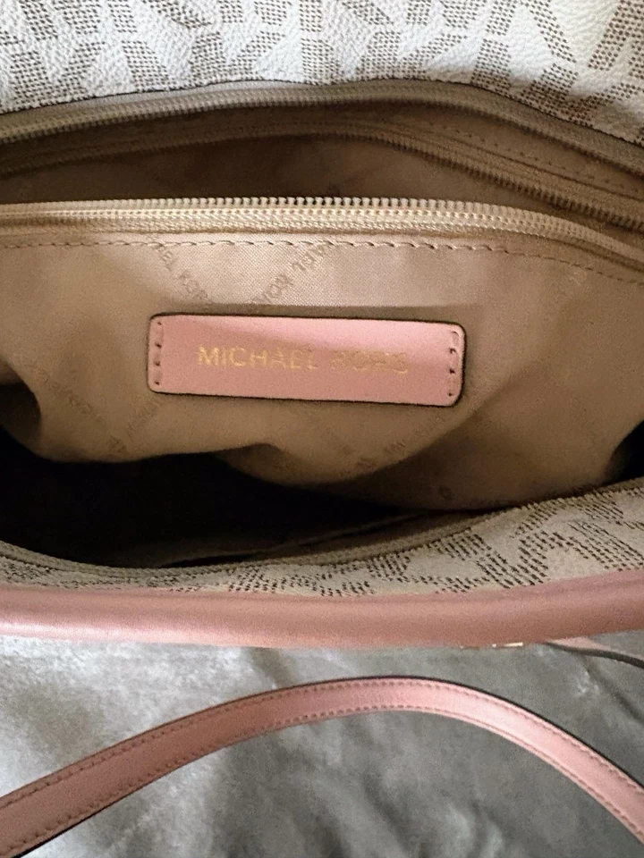 Bolso de Mano Michael Kors Grande de Cuero Rosa y Tostado Signature Muy Buen Estado Foto 3 de 4