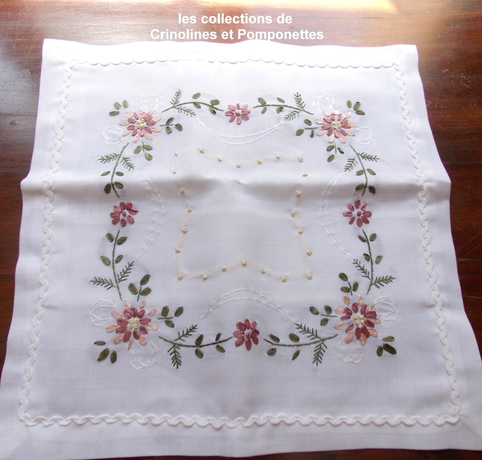 Housse de coussin broderie main aux rubans carré 40x40 blanc cassé clair