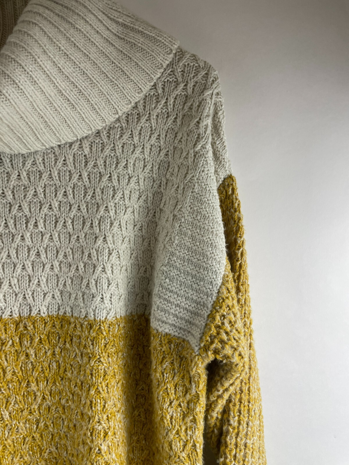 Universal Thread Sweater Women's Size Medium Off … - image 3