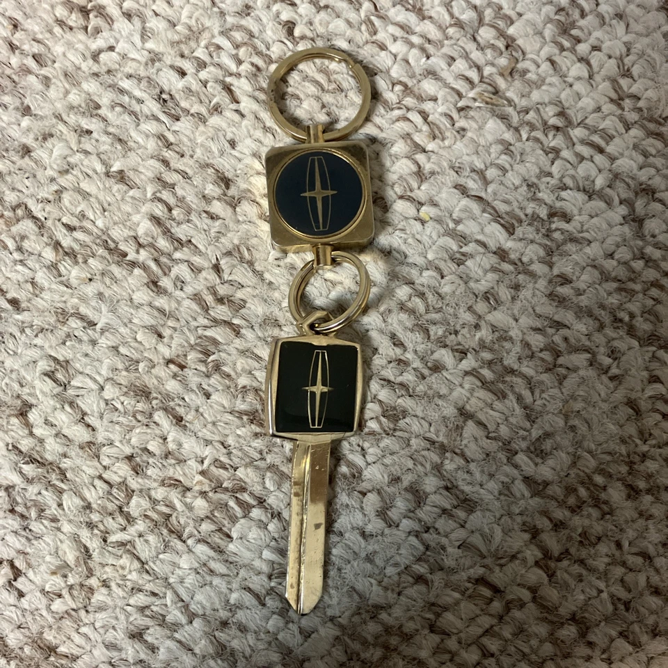 Lincoln Continental Mark III, IV, V, VI Uncut Key Diamond Collectors Town Car - Image 2 of 4