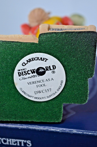 CLARECRAFT DISCWORLD - VERENCE AS A FOOL DWC157 - BOXED - Picture 13 of 14