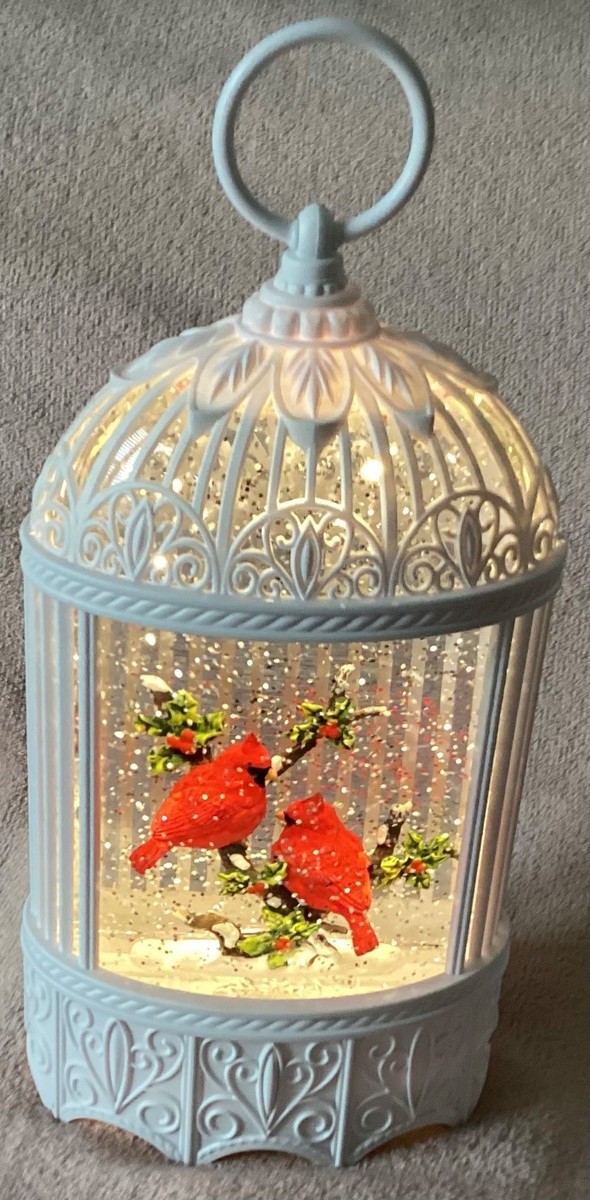 Lanterna Ad Acqua Illuminata Gerson Con Sfera Di Neve - Cardinali Nel Gazebo - 28 Cm - Con Timer E USB - 2