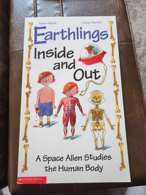Earthlings Inside and Out : A Space Alien Studies the Human Body 1st Edition 