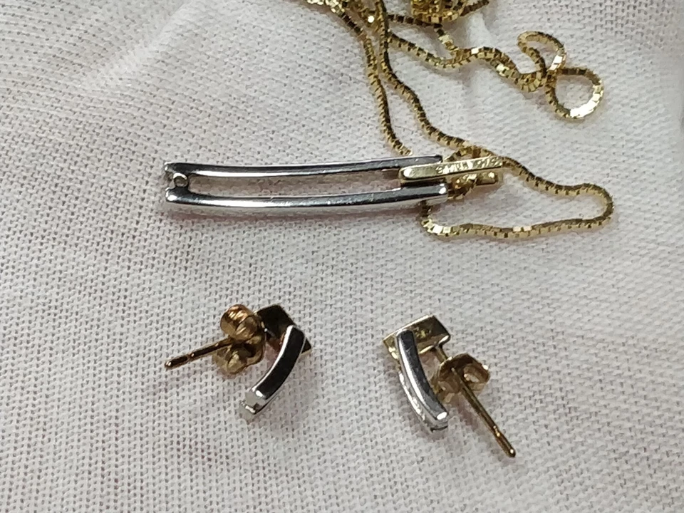 9ct Yellow & White Diamond Pendant And Earrings Set,18''chain, Hallmarked ,375 - Image 4 of 4