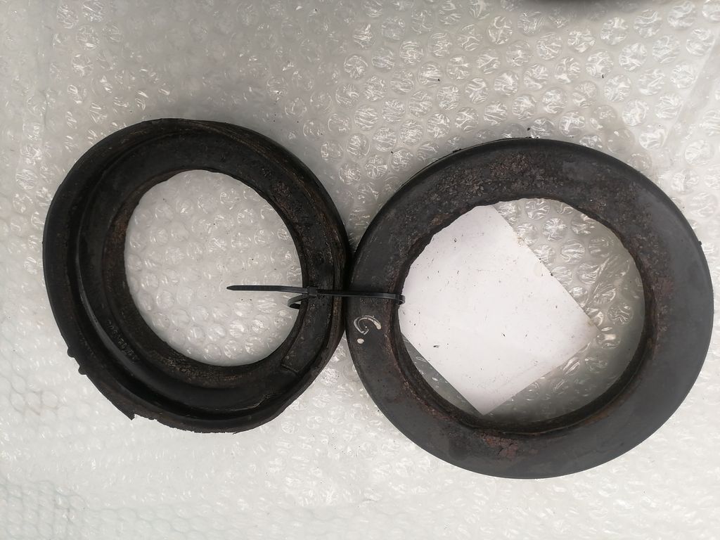 Mercedes-Benz E W123 1980 Set Rear coil spring rubber mount 