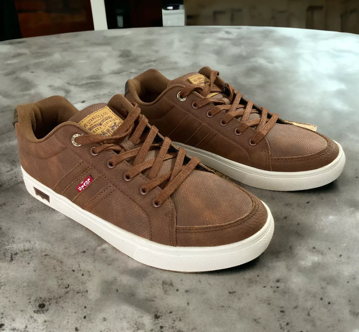Levi low hotsell top shoes