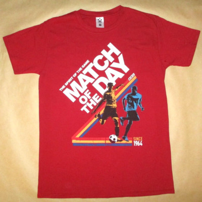 Match of the Day T-Shirt - Official BBC - Cardinal Red - Neu im Paket - Medium