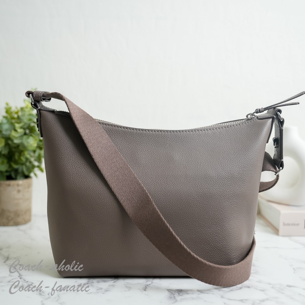 Tory Burch ショルダーバッグ グレー Tory Burch Thea Slouchy Crossbody Pebbled Leather in Wild Mushroom