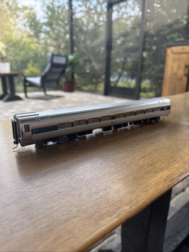 WALTHERS 920-11205 AMTRAK 85' DUDD AMFLEET I-84-SEAT COACH (PHASE VI) HO SCALE