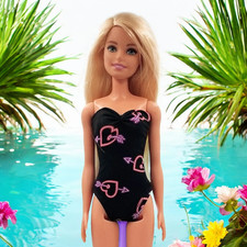 Badeanzug mit neonpink Herzchen für Barbie-Puppen, Handmade Barbie Kleidung