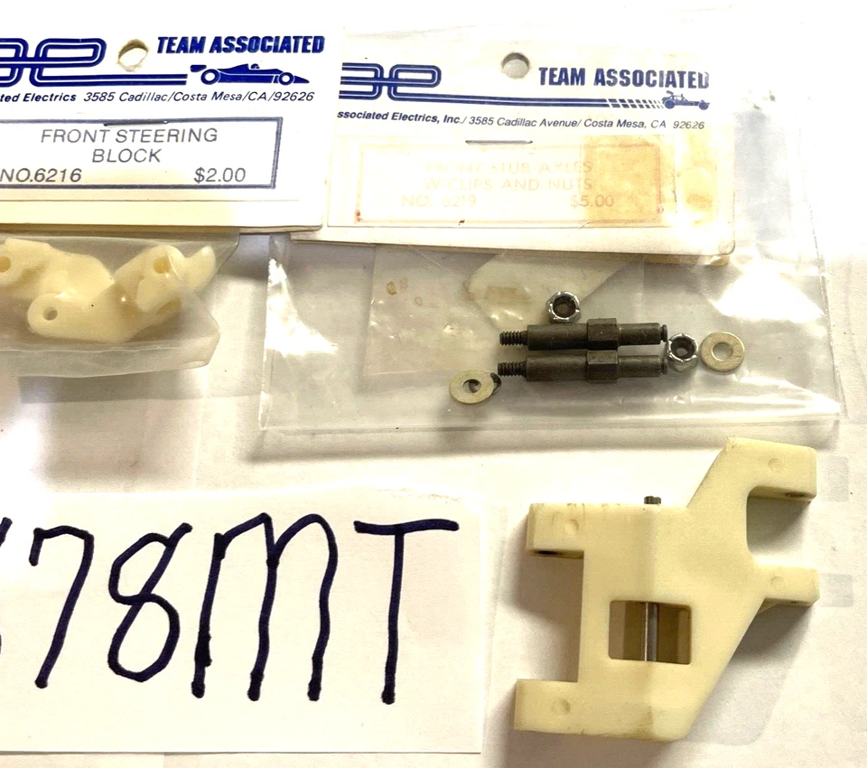 TEAM ASSOCIATED RC10 BUGGY WHITE FRONT SUSPENSION SETUP A-ARM, BLOCK, CARRIER - Image 4 of 4