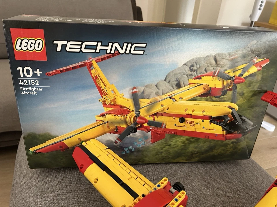 LEGO Technic 42152 Firefighter Aircraft, foto 2 di 5