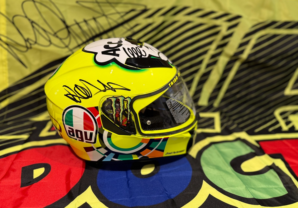 Valentino Rossi signed Helmet AGV K-3 SV Rossi Misano 2011 