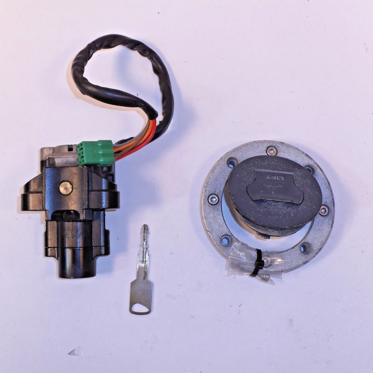 chuna 97-00 SUZUKI BANDIT 1200 IGNITION LOCK KEY SET W/ GAS CAP