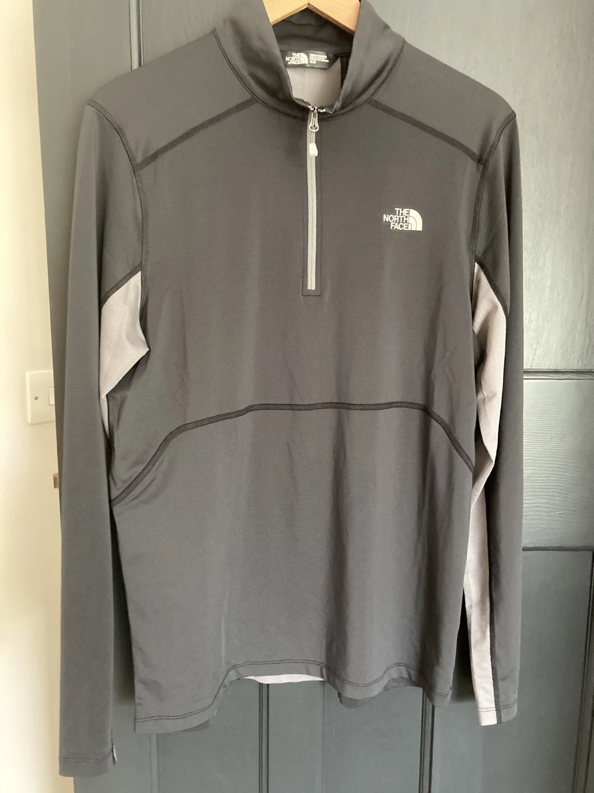 The North Face base layer top medium
Opens in a new window or tab