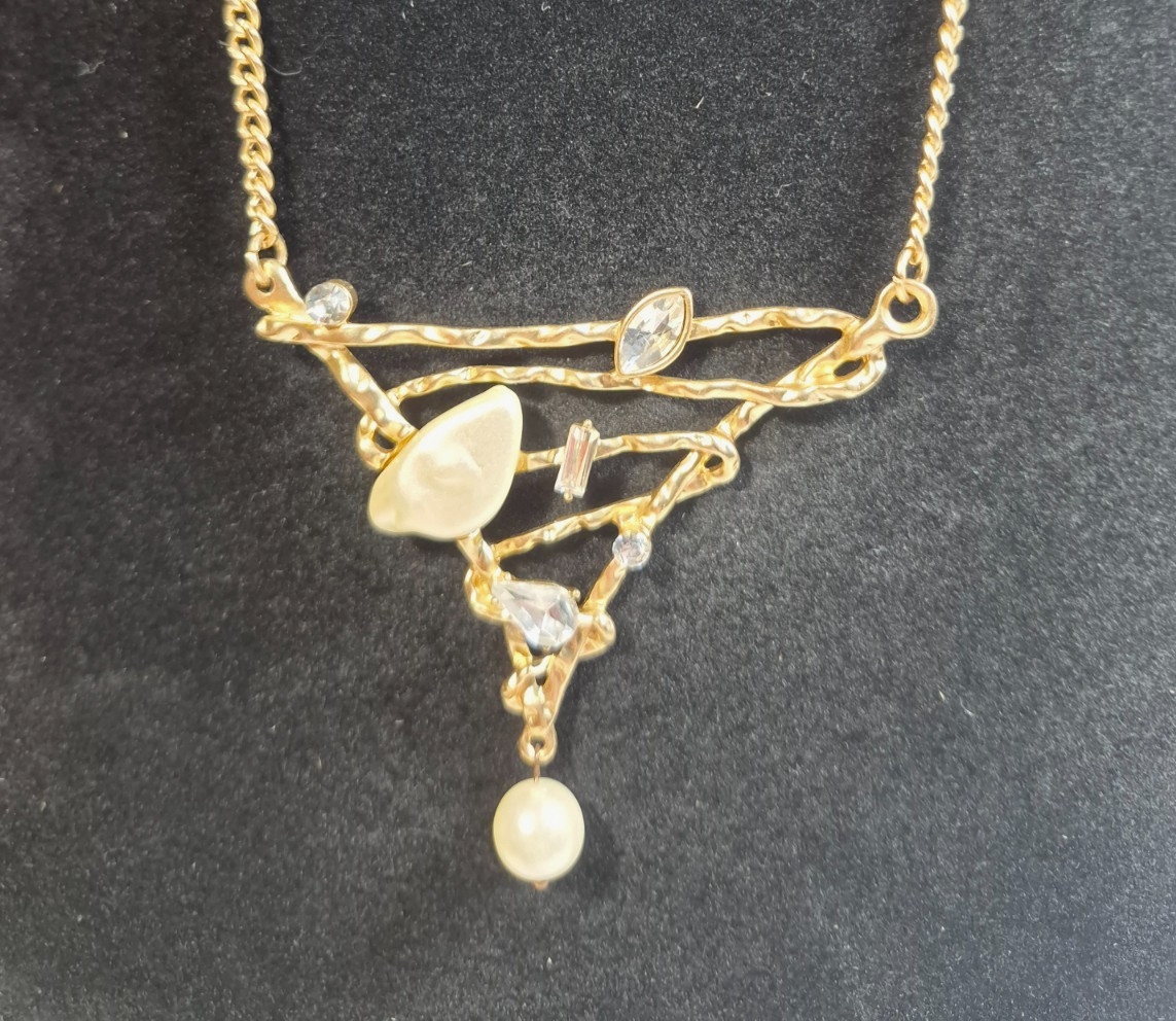 Vintage BiB Style Necklace Nice Geometric Design