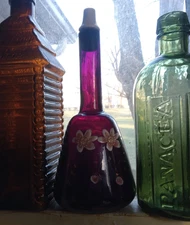 1880s PRETTY PUCE AMETHYST PONTILED BARBER BOTTLE WITH FLOWERS & SHAKER STOPPER