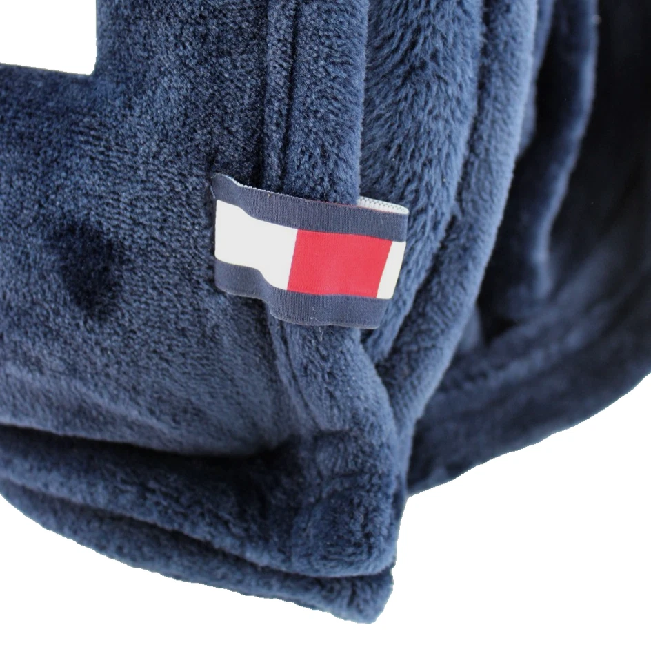 Nuevo TOMMY HILFIGER Manta Clásica Micromink Talla King Azul Oscuro Logo TH Insignia Foto 2 de 4