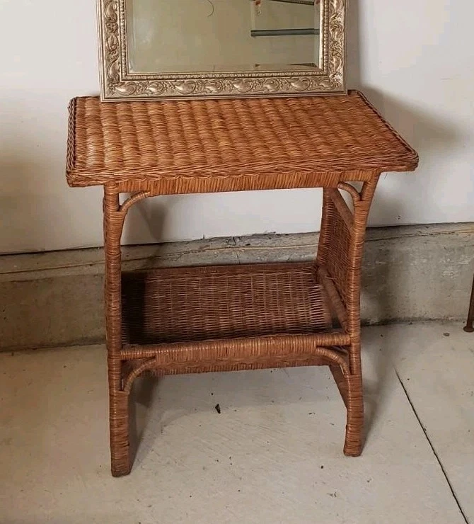 Mesa auxiliar vintage de mimbre y madera estante para revistas estante para libros 24"x15"x24" COMO NUEVO Foto 2 de 4