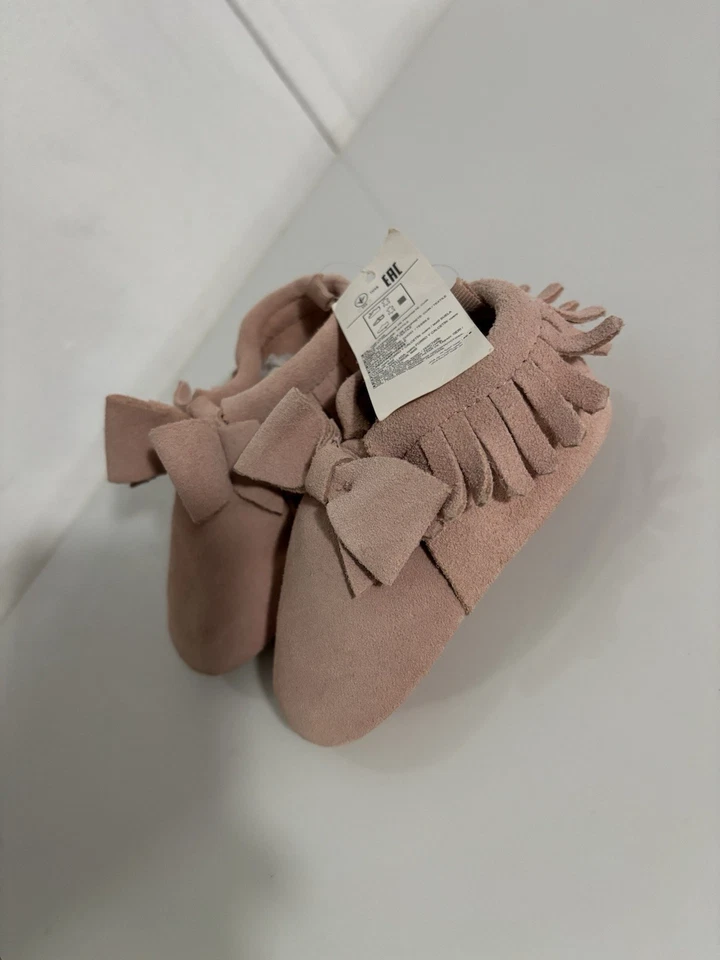 Zapatos de cuna de gamuza rosa GAP para bebé 12-18 meses Foto 2 de 4