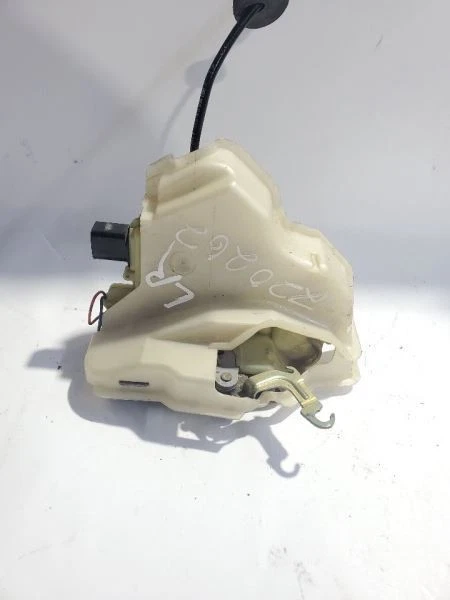 Actuador de cerradura de puerta trasera izquierda OEM 2006 Volkswagen Jetta Foto 2 de 4