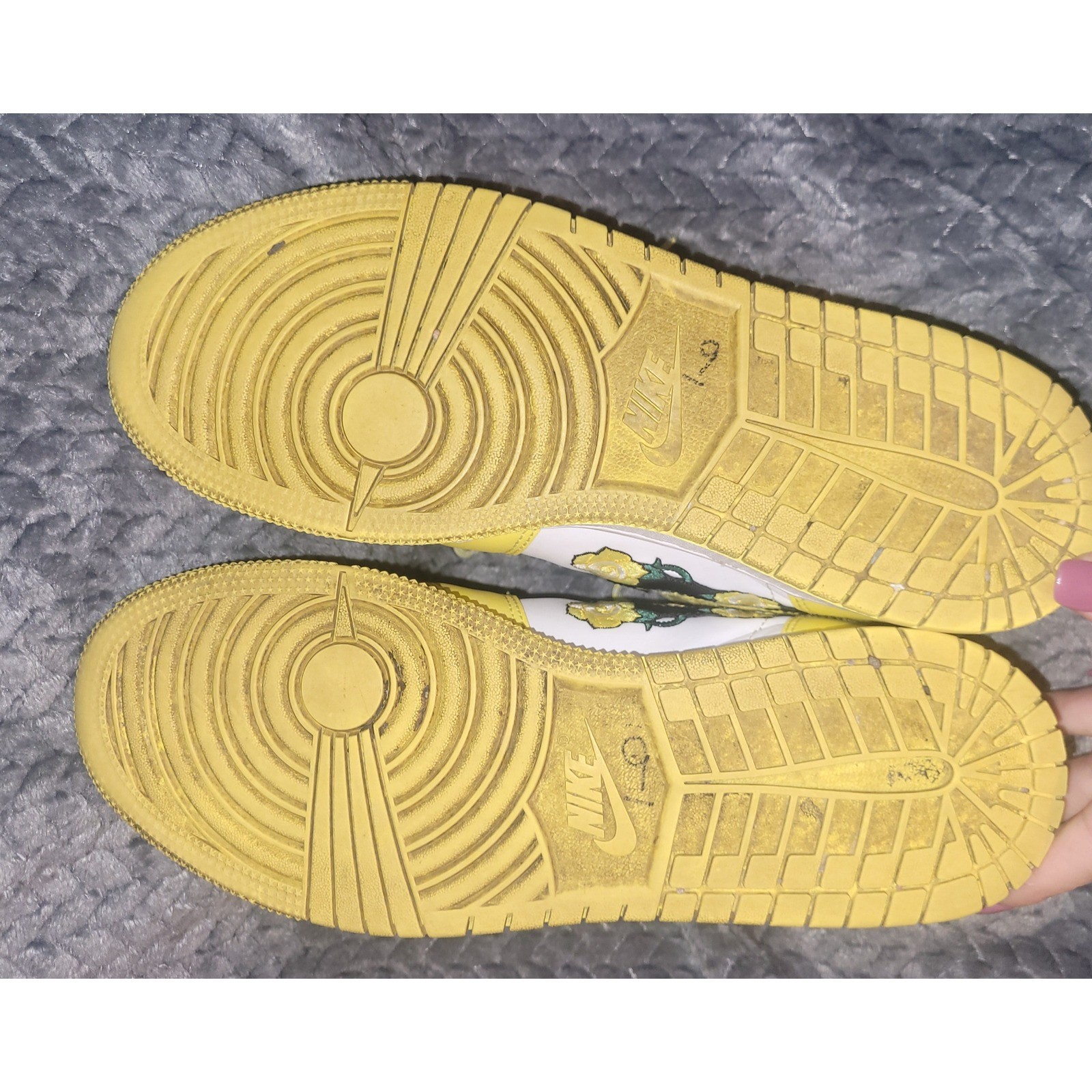 Air Jordan 1 Mid SE Yellow Floral Women Youth Size 7Y Sneakers thumbnail 3