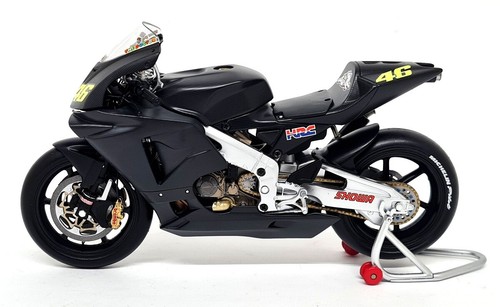 Minichamps 1/12 Honda RC211V 2002 Valentino Rossi Pre Season Test Motorbike - Bild 5 von 7