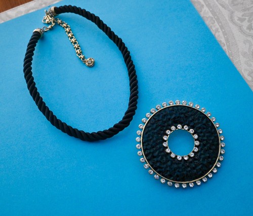 New HEIDI DAUS Hammered Disc BLACK Enamel Crystal Twisted Cord Necklace - Picture 5 of 7