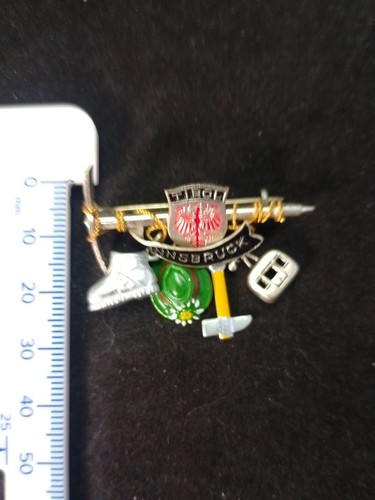 Vintage Brooch Innsbruck Tirol Hicking Pin. Ice Pick, Cable Car, Hat, Boot. E9 - Foto 2 di 3