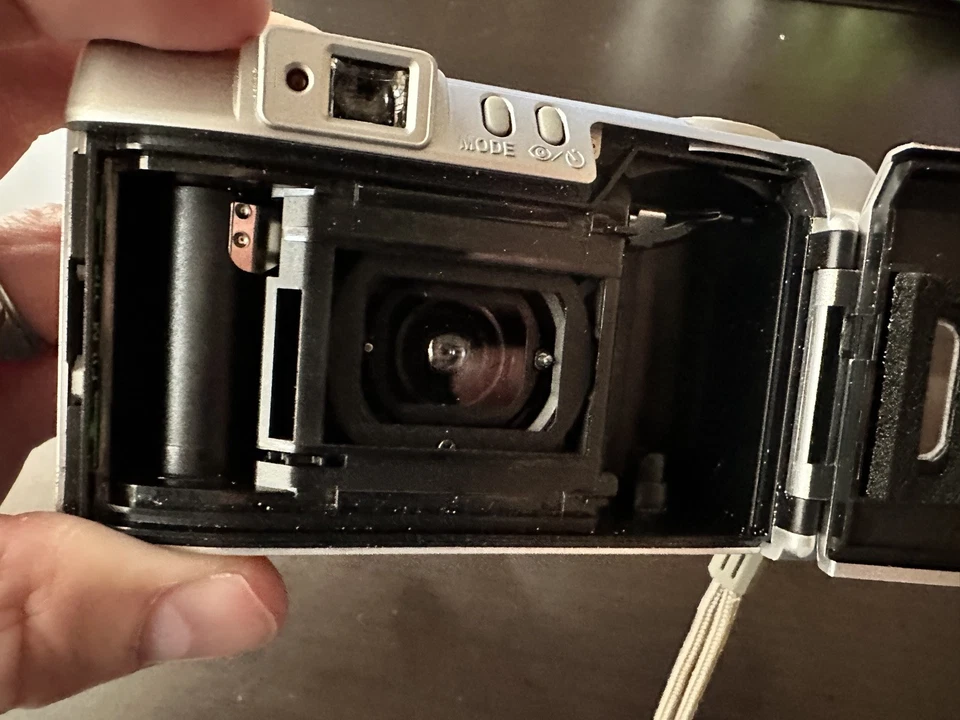 Fujifilm Zoom Date 60W 35mm Film Camera with Case Compact Silver - Image 2 of 4