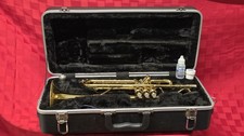 Trompeta King 601 EE. UU. BB con boquilla rígida SKB y accesorios