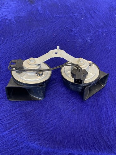 Ford Mustang 2018-2023 fábrica OEM bocinas de bocina y soporte usado The Parts Farm - Imagen 4 de 6