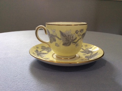 Wedgwood Josephine Knochen Porzellan Birnenform Tasse und Untertasse braun markiert W3927