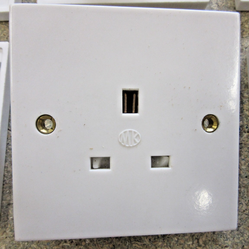 10 off 13A 1-Gang Unswitched Wall Plug Sockets & 13A Plugs + Ceiling Pull Switch - Picture 3 of 4