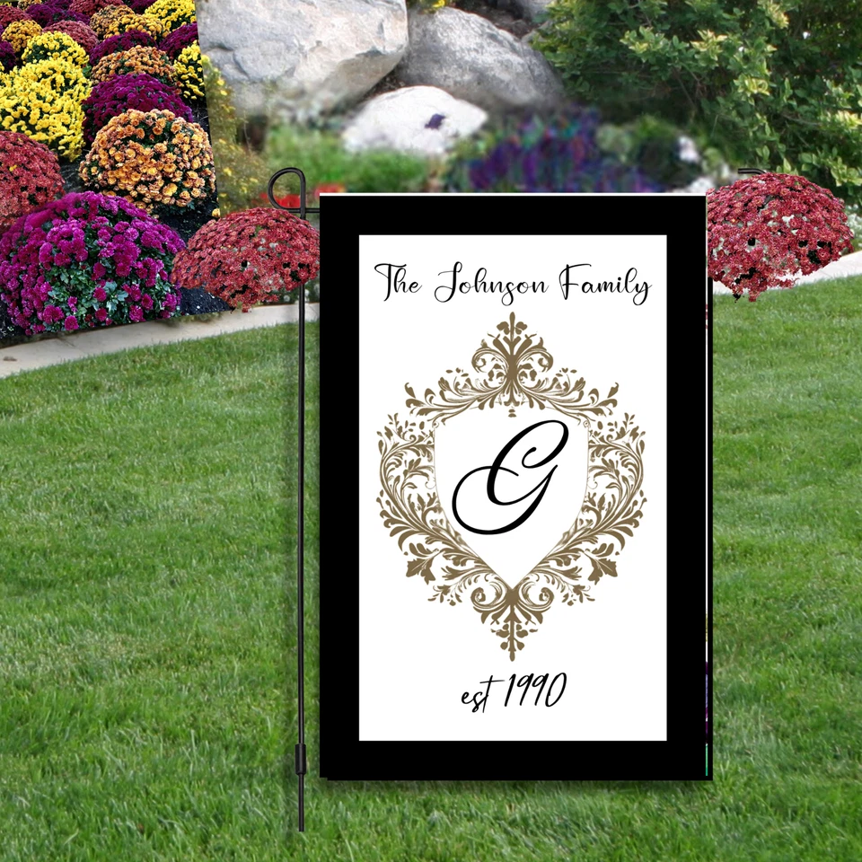 Bandera de jardín con monograma blanco y negro, decoración exterior personalizada, inicial personalizada Foto 4 de 4