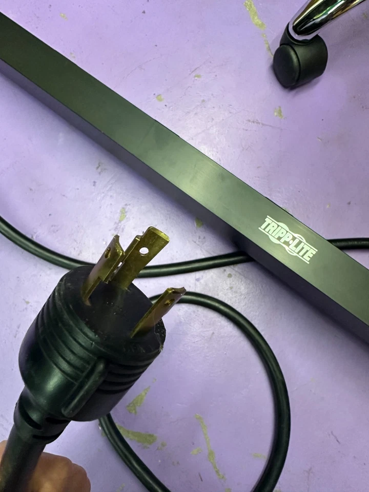 Tripp-Lite PDUMV30HV PDU Power Distribution Unit 24A 208/230V - Image 4 of 4