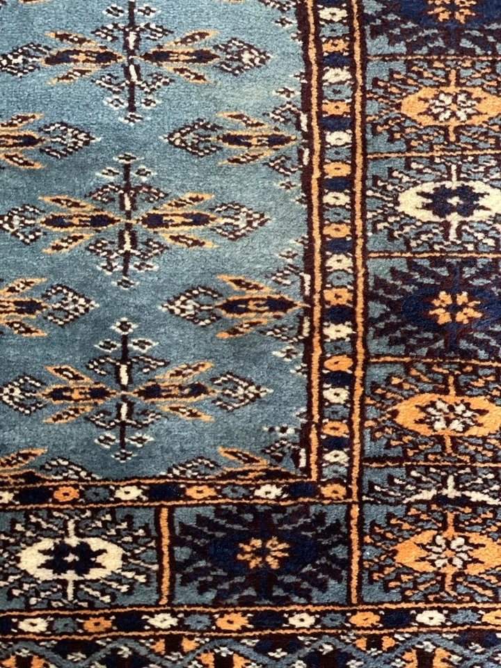 Alfombra mariposa azul Pakistán lana sedosa tejida a mano vintage ¡en perfecto estado!  Foto 3 de 4