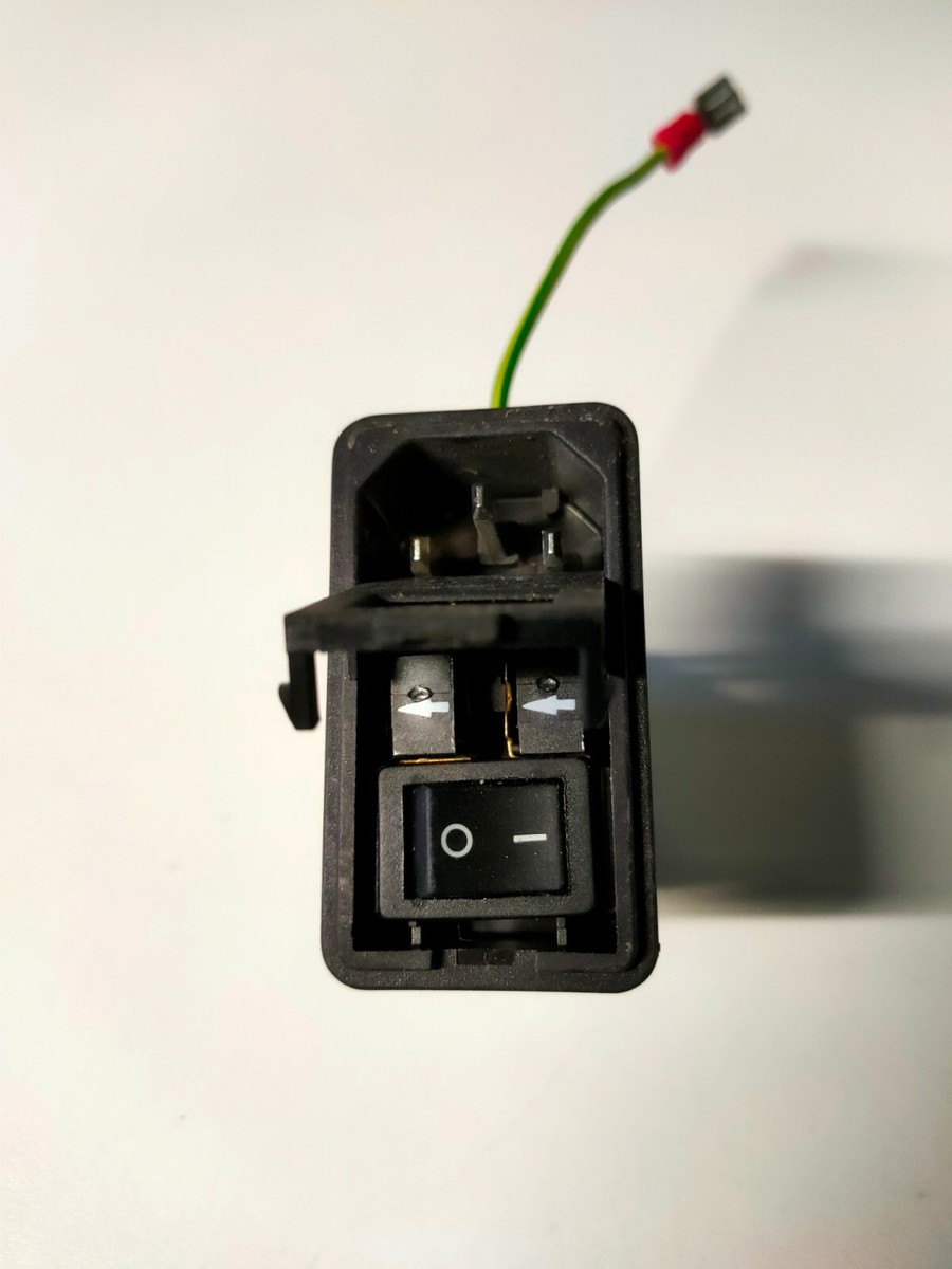 Prise IEC C14 Avec Interrupteur O/I, Filtre Et Fusible - Pour Alimentation électrique - Occasion Bon état