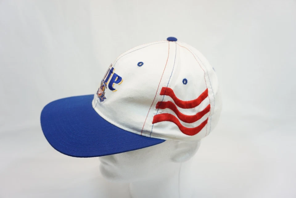 Cerveza Miller Lite "¡Me gusta la luz!" Gorra con bandera americana con logotipo vintage a presión Foto 3 de 4
