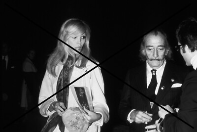 SALVADOR DALI AMANDA LEAR PHOTO