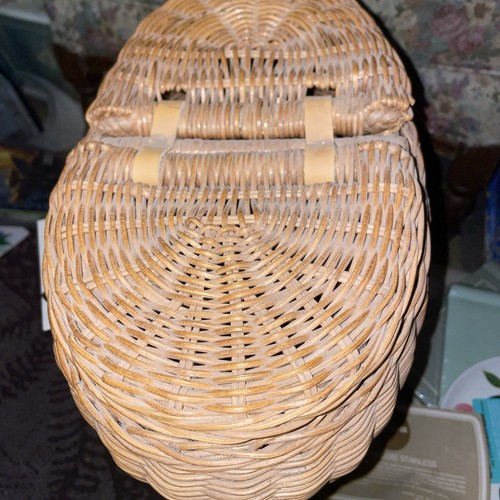 Wicker basket with Leather hinges two seperate sides - Picture 4 of 5