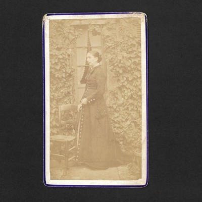 Kleid Tausend Knöpfe Damen Profil Hausfassade - Foto CDV Sepia lila Rand